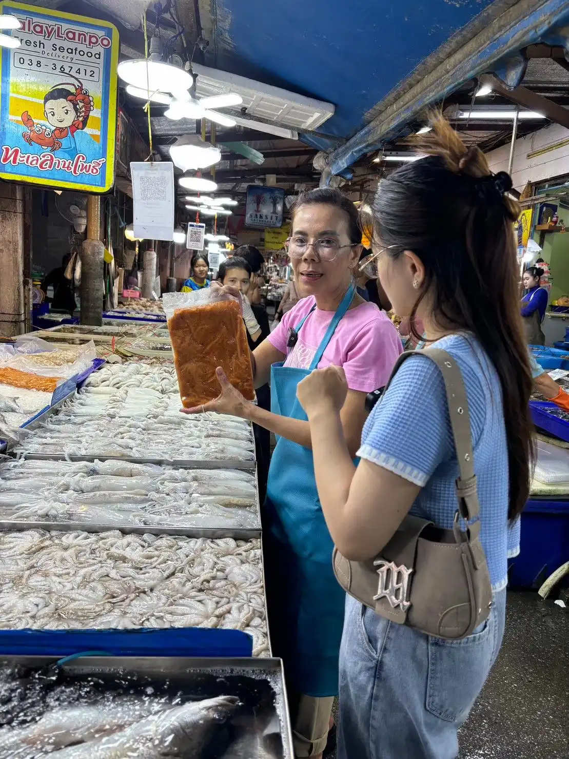 บรรยากาศการค้าขายในตลาดของครอบครัวทะเลลานโพธิ์