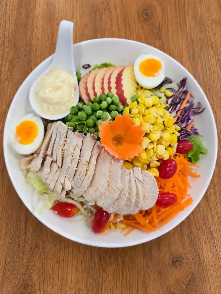 เมนูอาหารเด็ด: ครัวทะเลลานโพธิ์ซีฟู้ด พัทยา 3 chicken salad with boiled egg 2