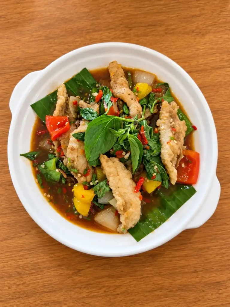 เมนูอาหารเด็ด: ครัวทะเลลานโพธิ์ซีฟู้ด พัทยา 2 crispy fried fish with spicy herbs
