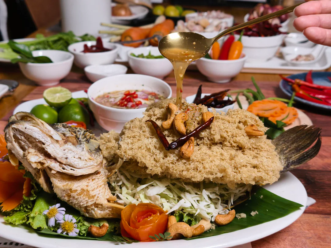 อาหารไทยและเมนูปลาที่ทะเลลานโพธิ์ซีฟู้ด