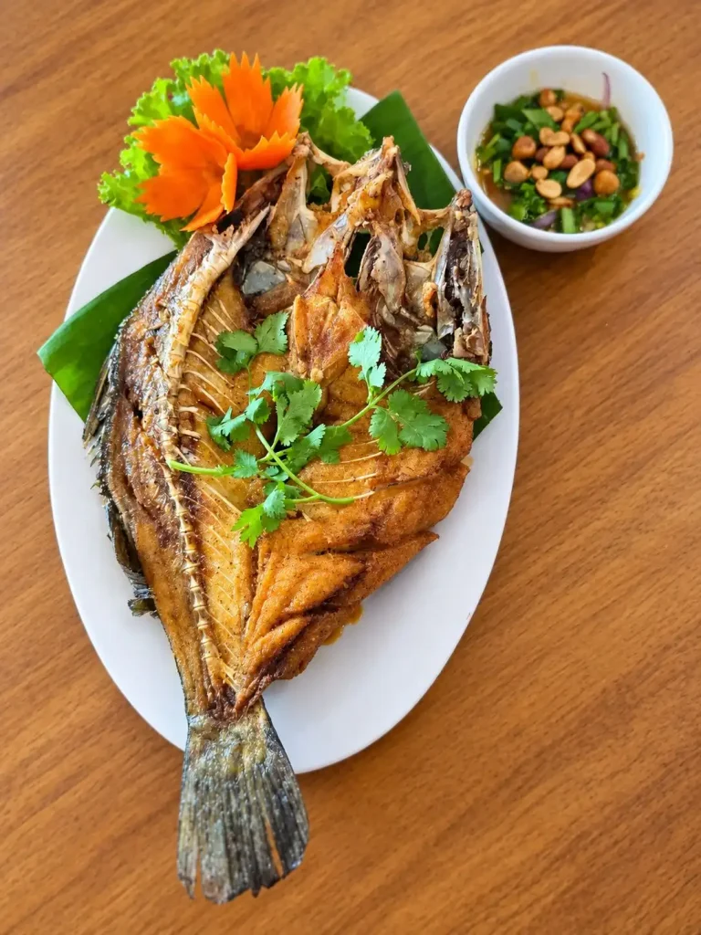เมนูอาหารเด็ด: ครัวทะเลลานโพธิ์ซีฟู้ด พัทยา 13 deep fried mackerel with fish sauce