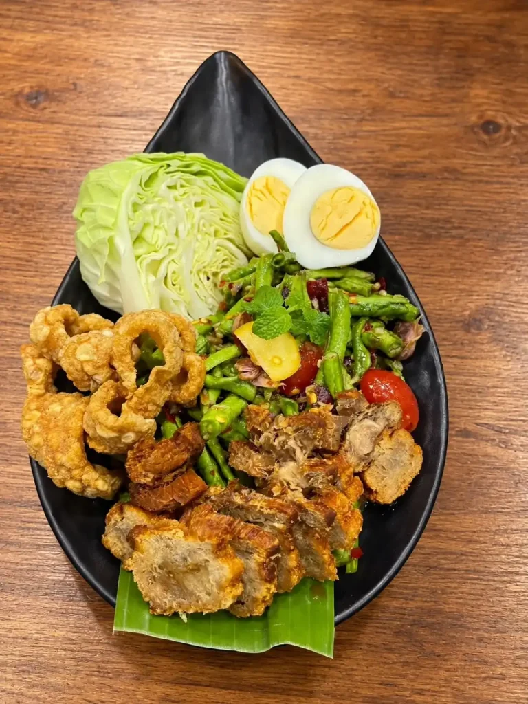 เมนูอาหารเด็ด: ครัวทะเลลานโพธิ์ซีฟู้ด พัทยา 14 spicy long bean salad with crispy pork 2