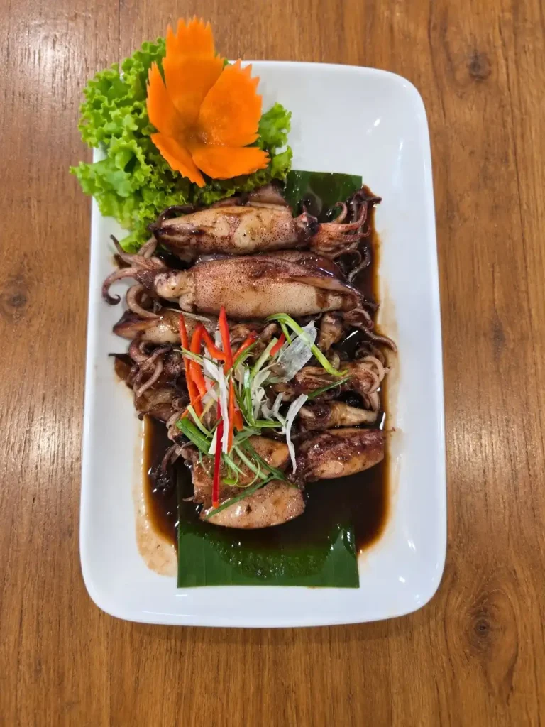 เมนูอาหารเด็ด: ครัวทะเลลานโพธิ์ซีฟู้ด พัทยา 10 squid cooked in sweet black sauce 2