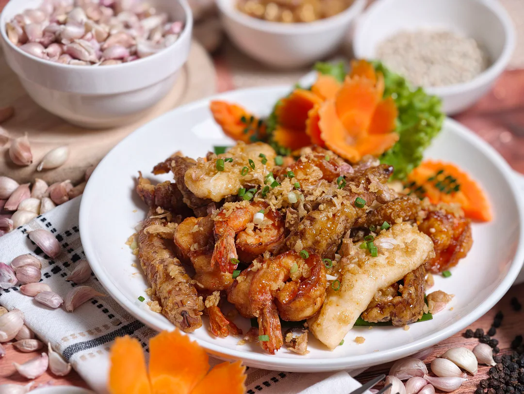 อาหารทะเลผัดกระเทียมของร้านทะเลลานโพธิ์ซีฟู้ด