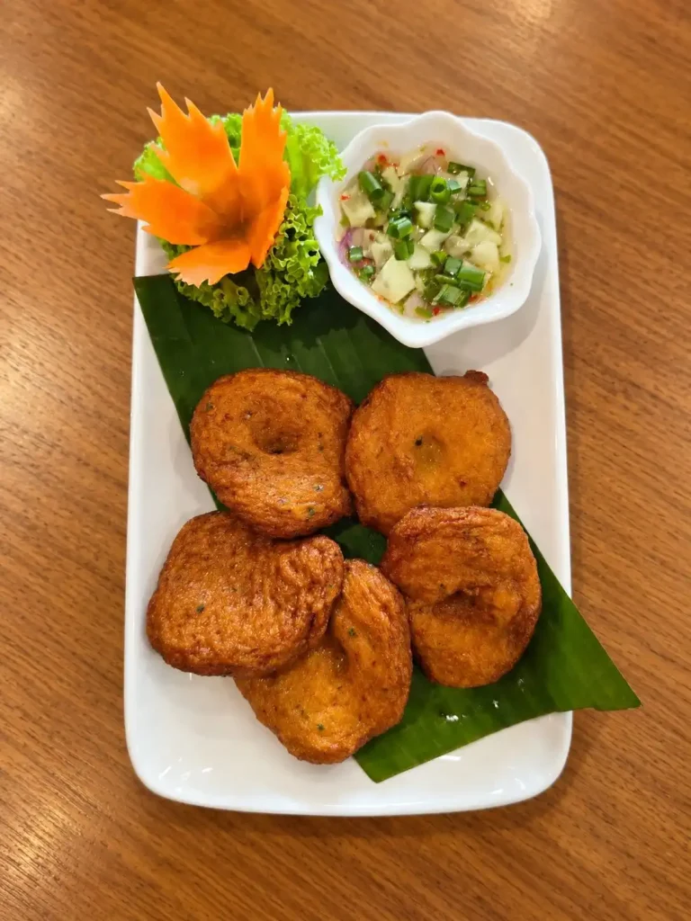 เมนูอาหารเด็ด: ครัวทะเลลานโพธิ์ซีฟู้ด พัทยา 8 thai fish cakes